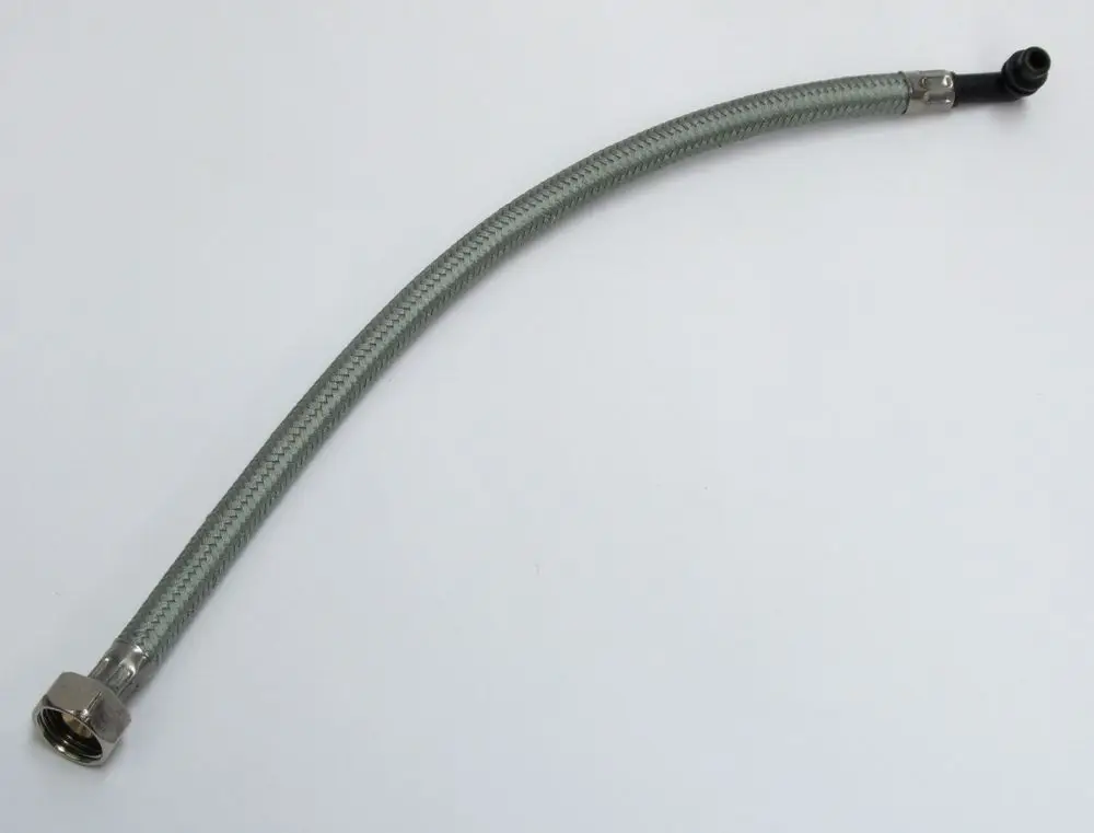 Flexrohr, möglicherweise für Daikin Produkte, mit einer Metall- und einer Kunststoffanschlussseite, gebogen, auf hellem Hintergrund.